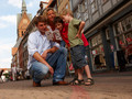 Eine Familie schaut in eine Broschüre.
