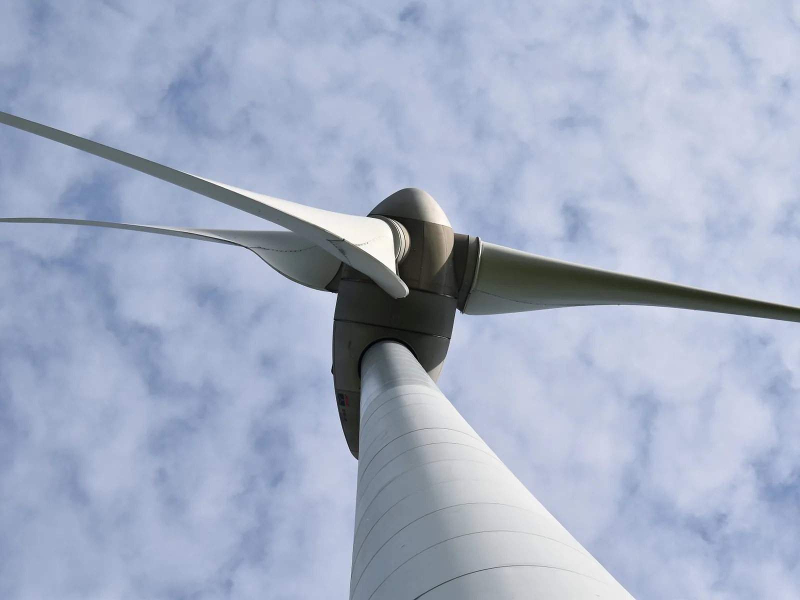 Eine Windkraftanlage.
