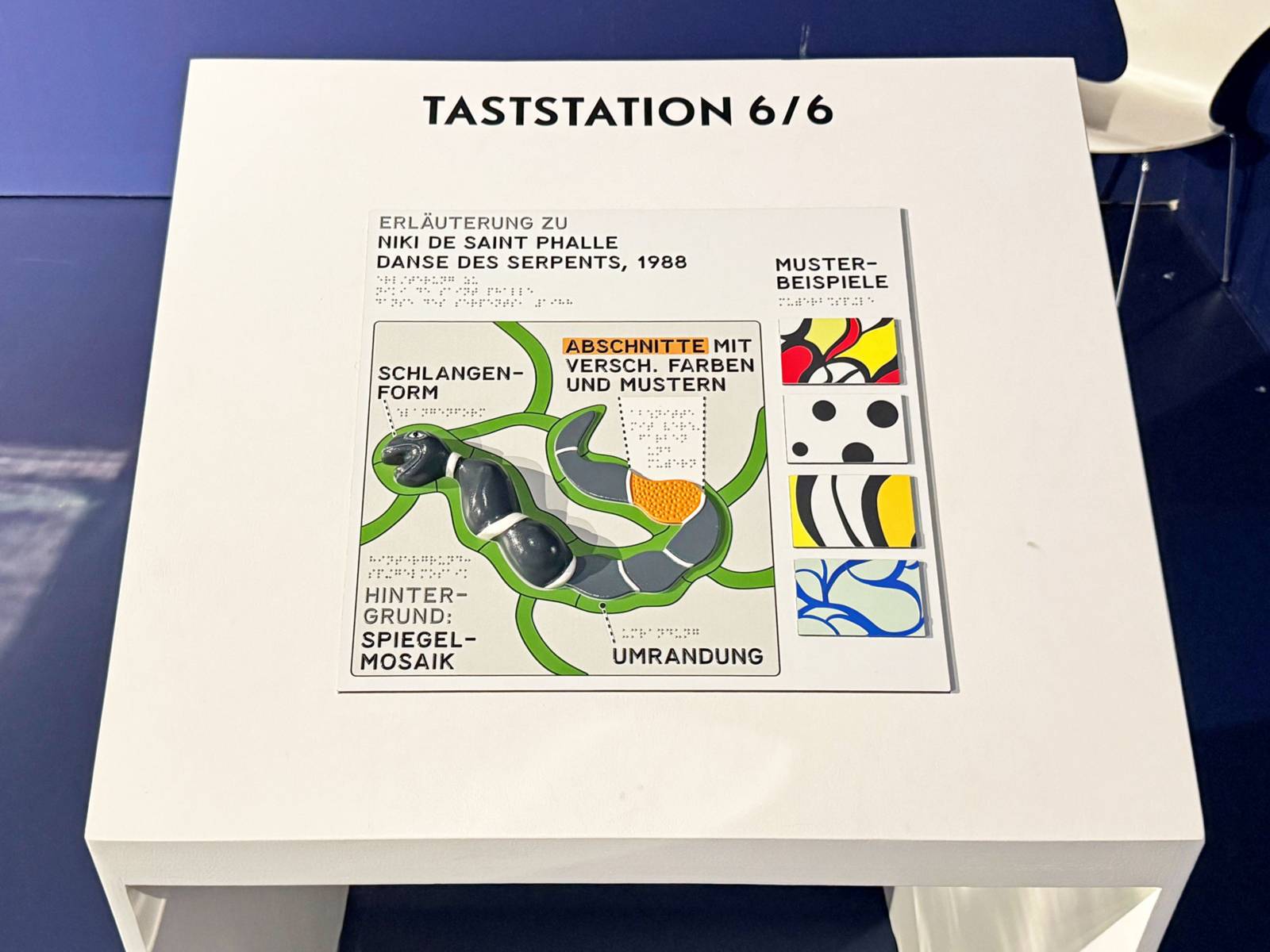 Eine Taststation zu Werken von Niki de Saint Phalle.