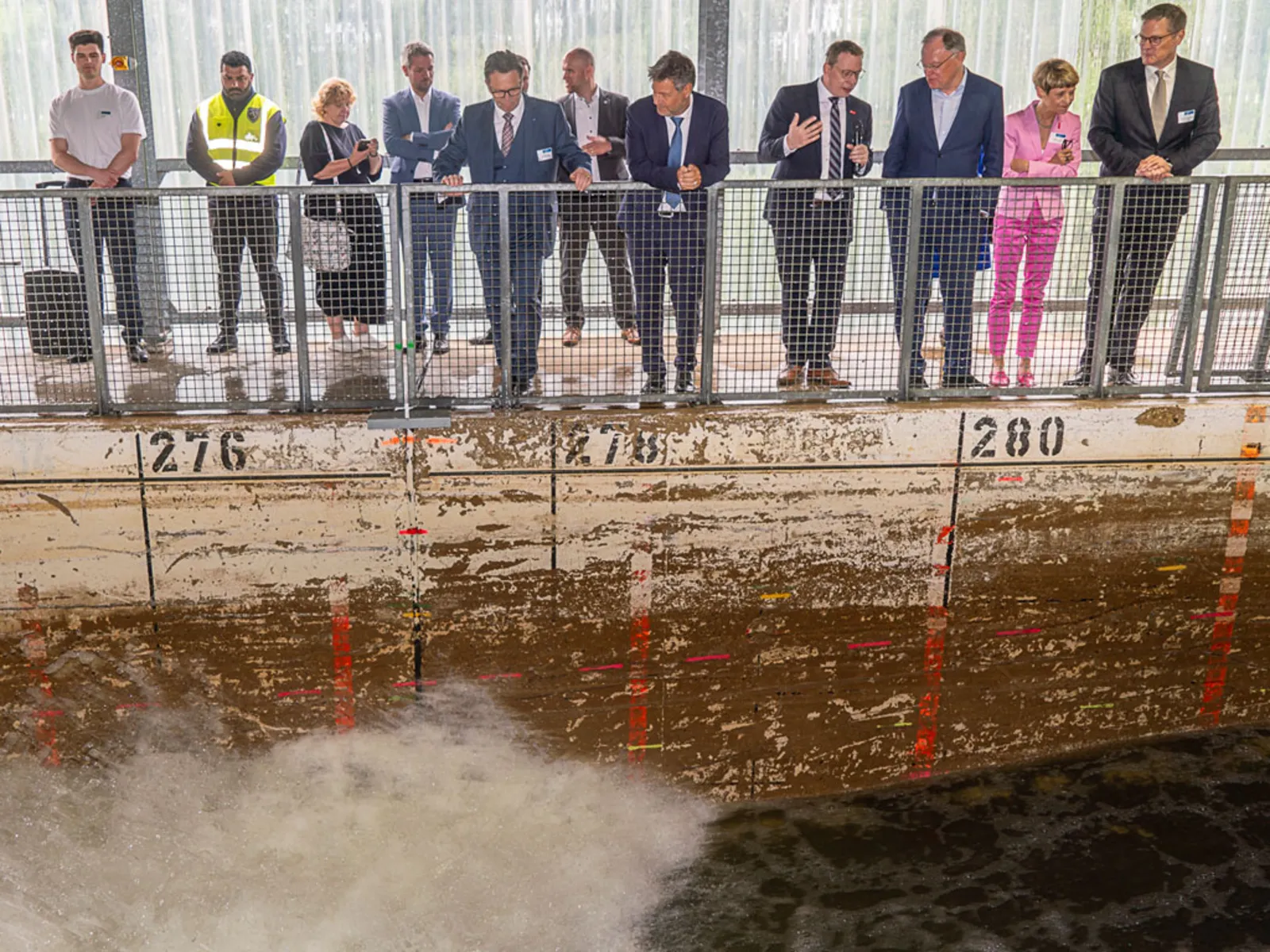 Menschen blicken auf Wasserkanal