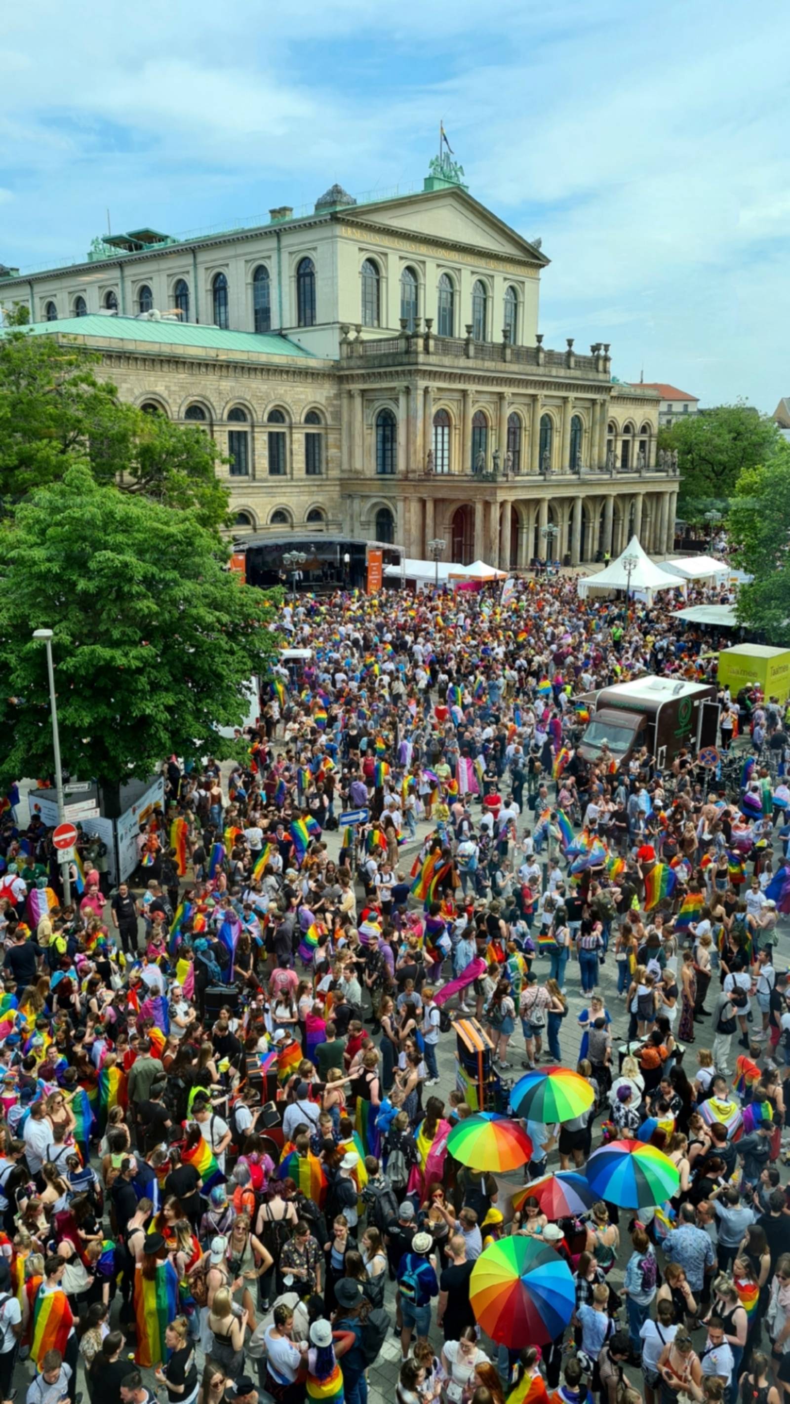 Viele Menschen mit Regenbogenfahnen auf dem Opernplatz in Hannover