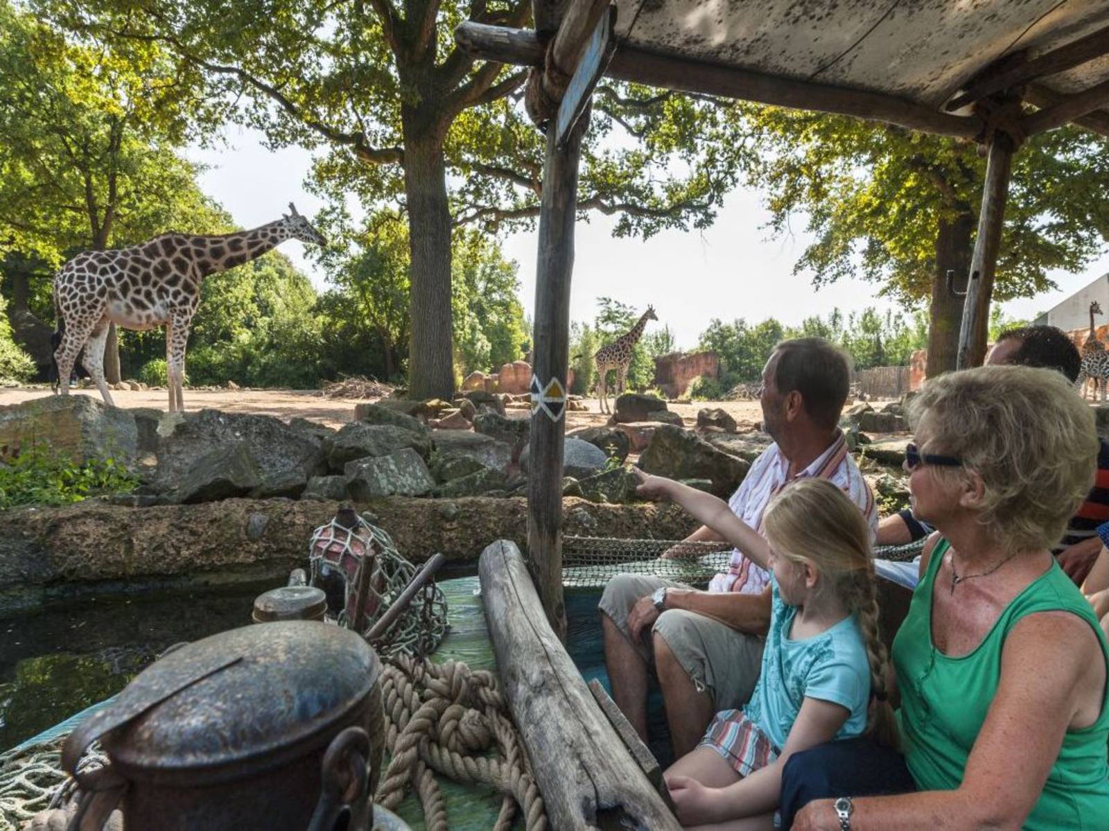 En familj i en båt på en tur på Zambezi-floden i Hannover Zoo.