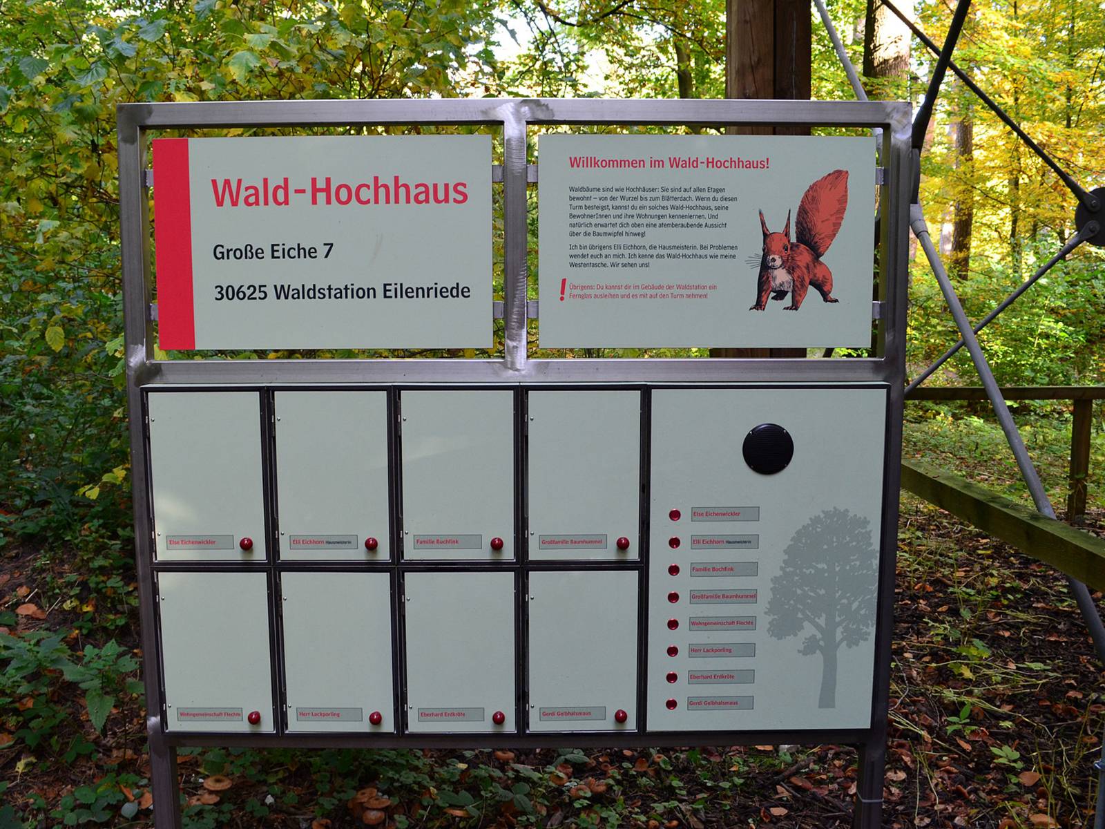 Briefkästen im Eingangsbereich des Wald-Hochhauses