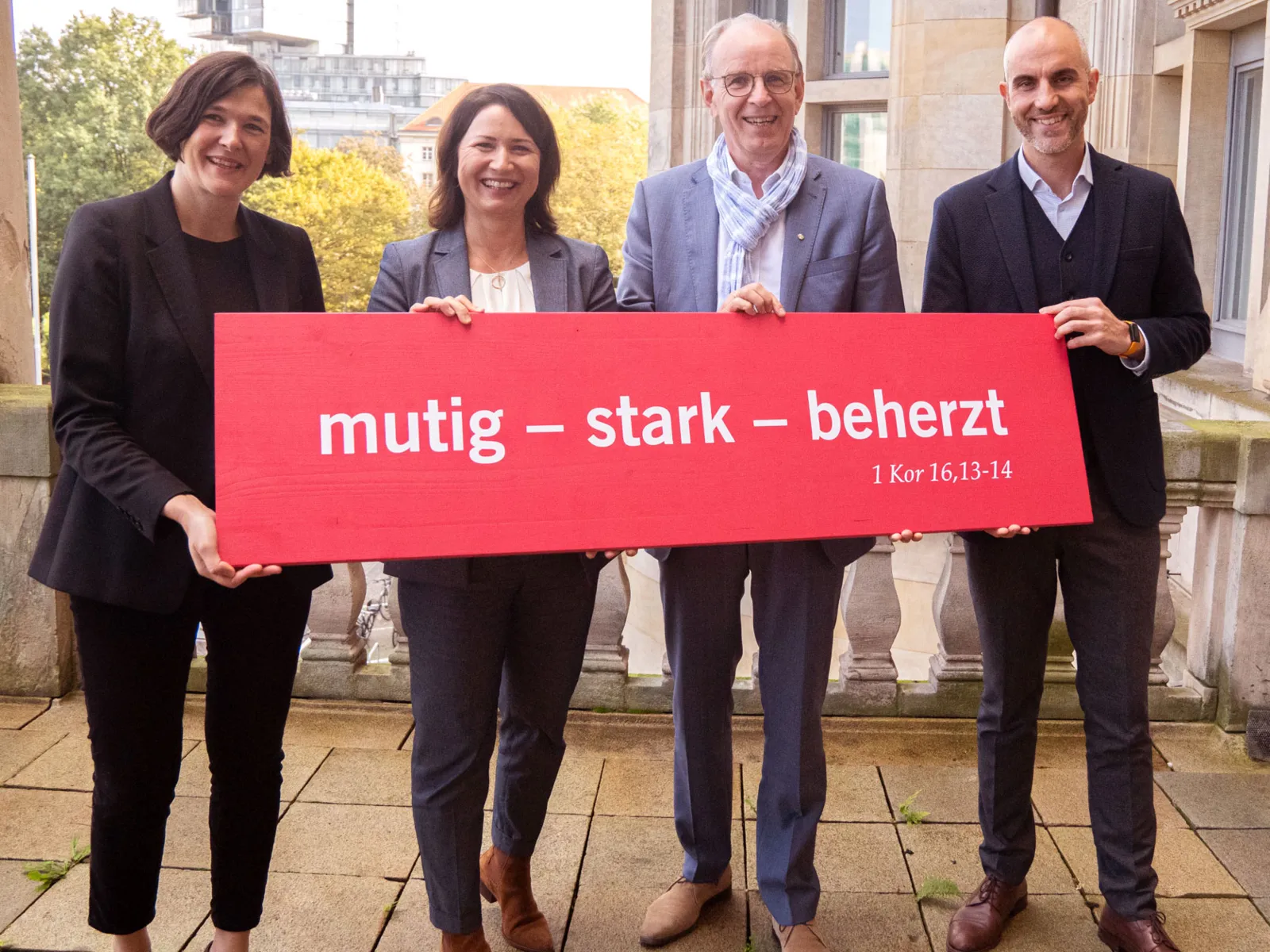 De izquierda a derecha: Kristin Jahn (secretaria general del Kirchentag Evangélico Alemán), la nueva presidenta del Kirchentag, Anja Siegesmund, Ralf Meister (obispo regional de la Iglesia Evangélica Luterana de Hannover) y el alcalde Belit Onay