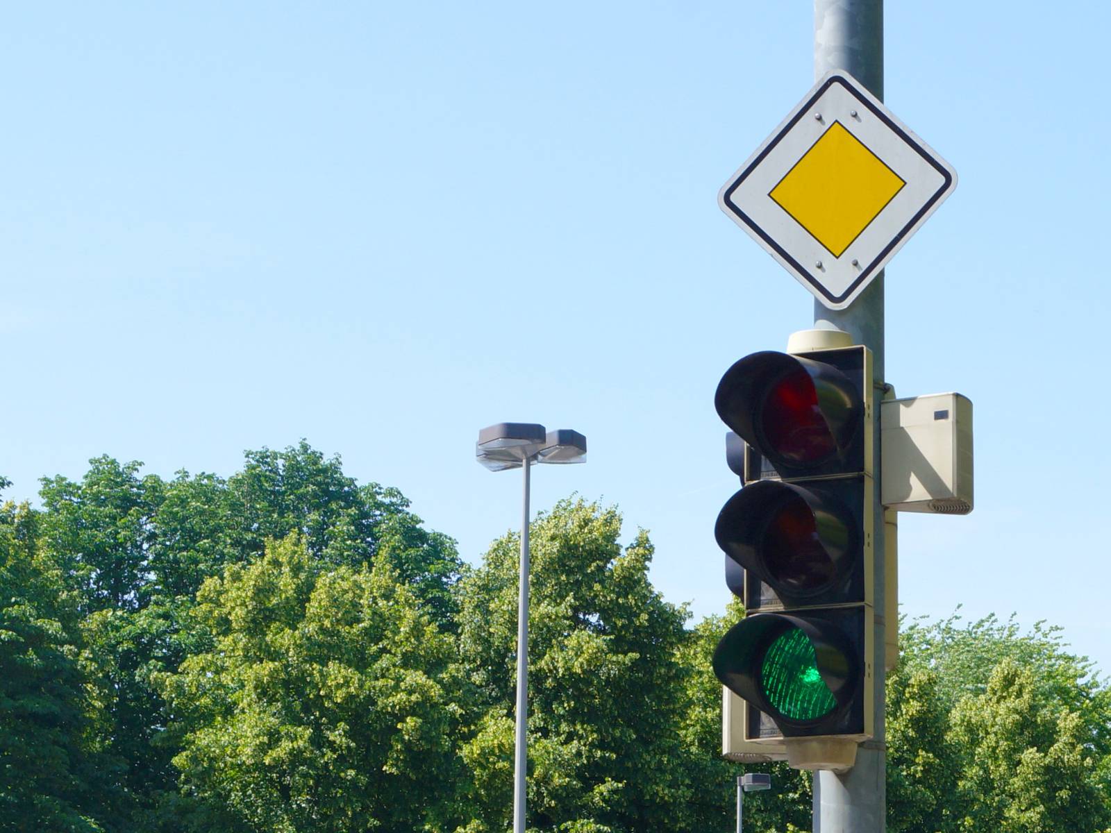 Zielone światło na skrzyżowaniu z pierwszeństwem przejazdu