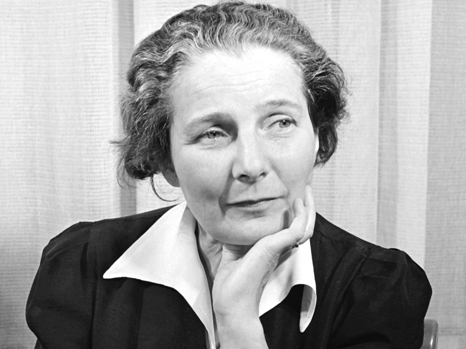 Unbekannte*r Fotograf*in: Käte Steinitz mit aufgestützter Hand (1940/1945)