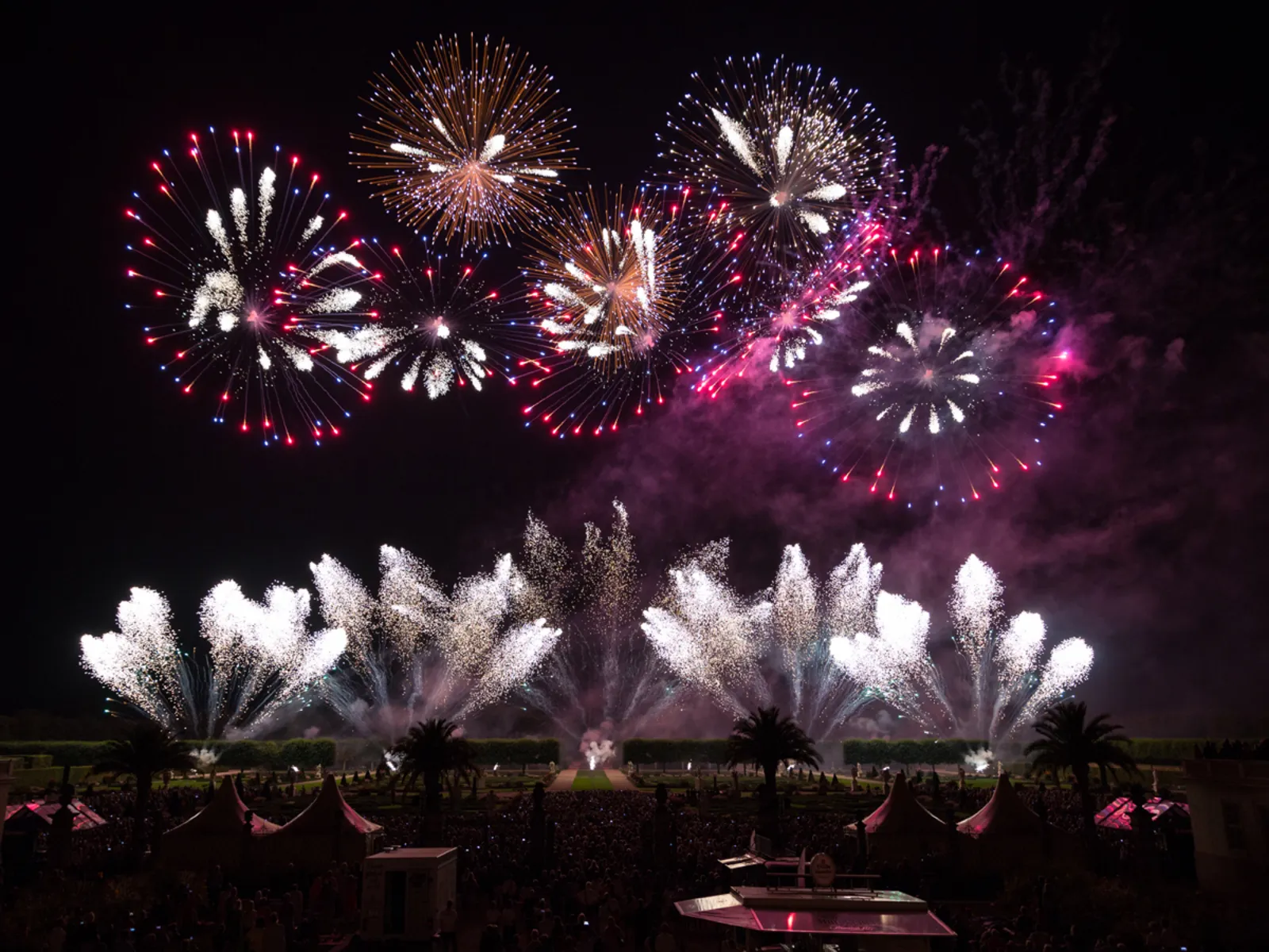 表紙のモチーフ「アメリカの花火 2022」