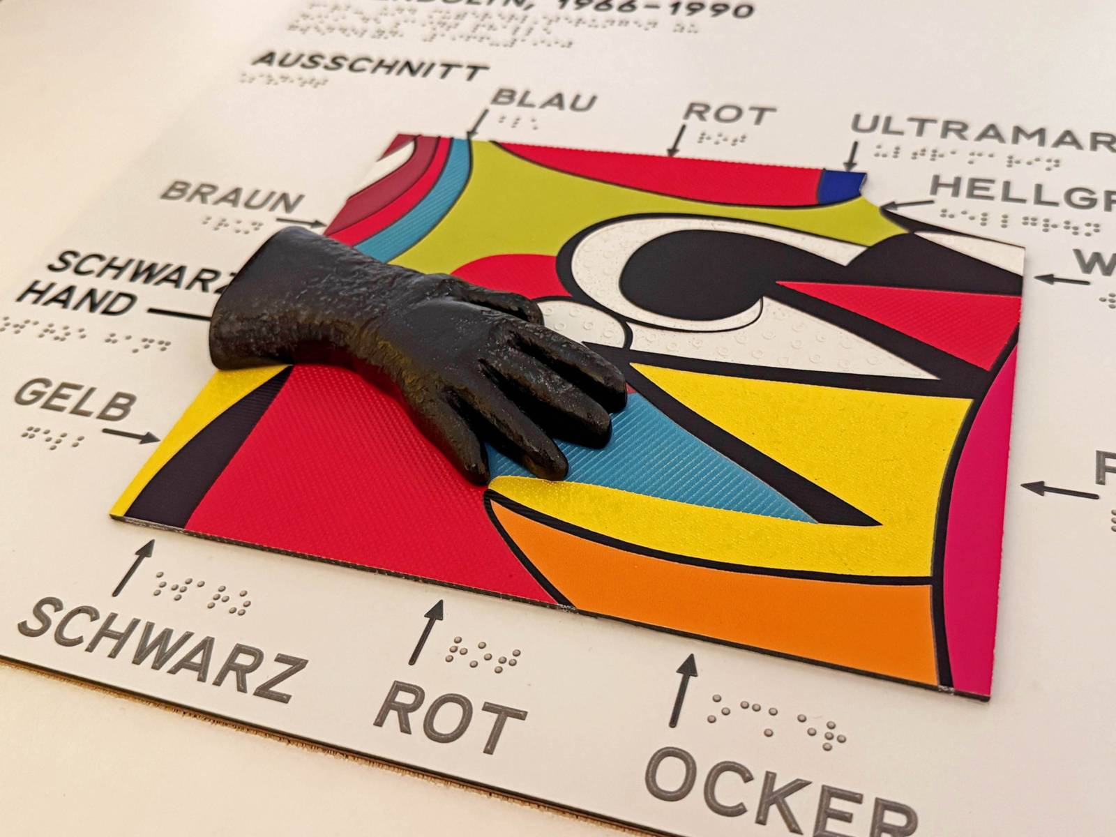 Eine Taststation zu Werken von Niki de Saint Phalle.