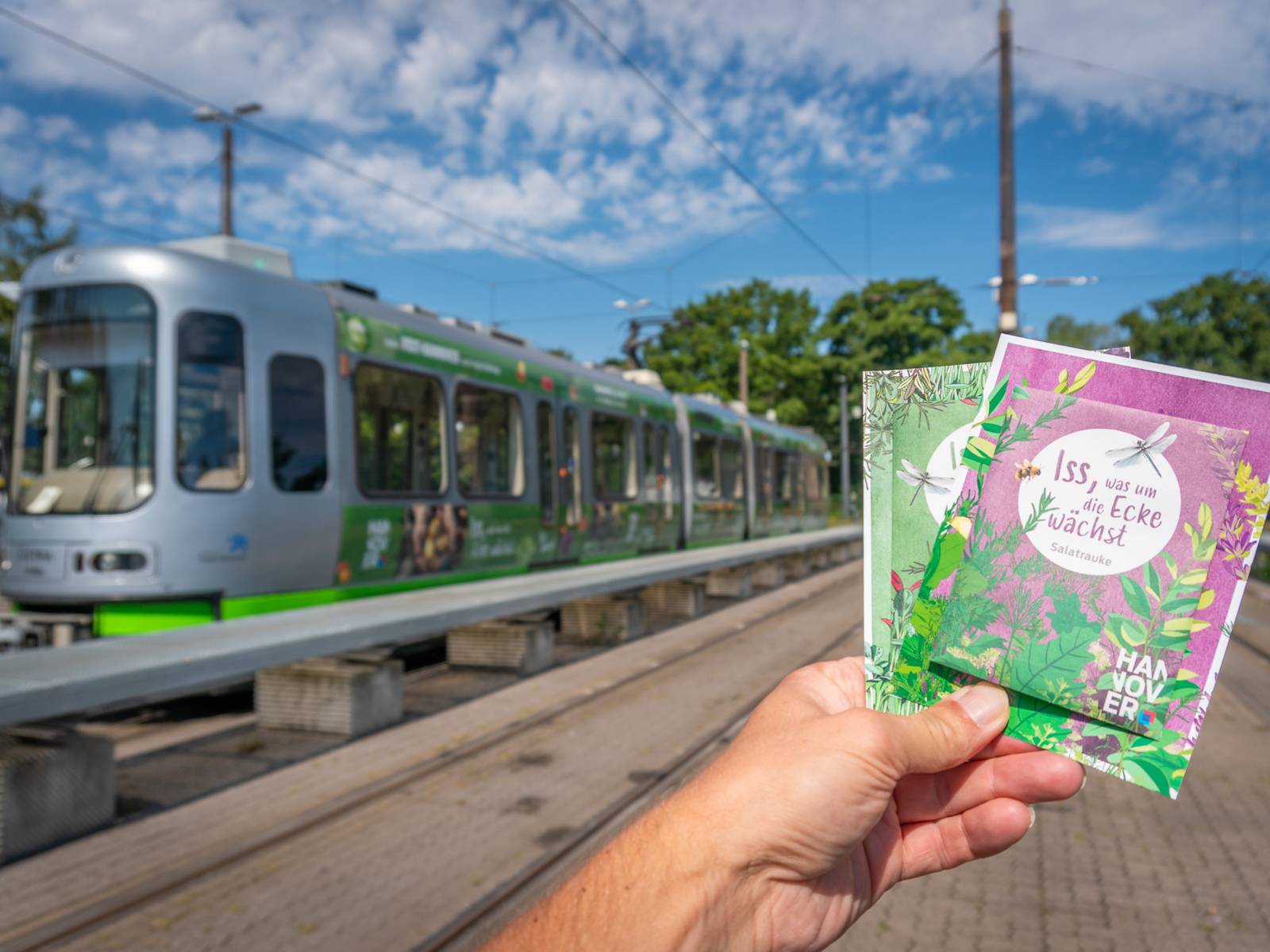 Beklebte ÜSTRA-Stadtbahn und Kräutersamentüten werben für regionale Ernährung und City Farming