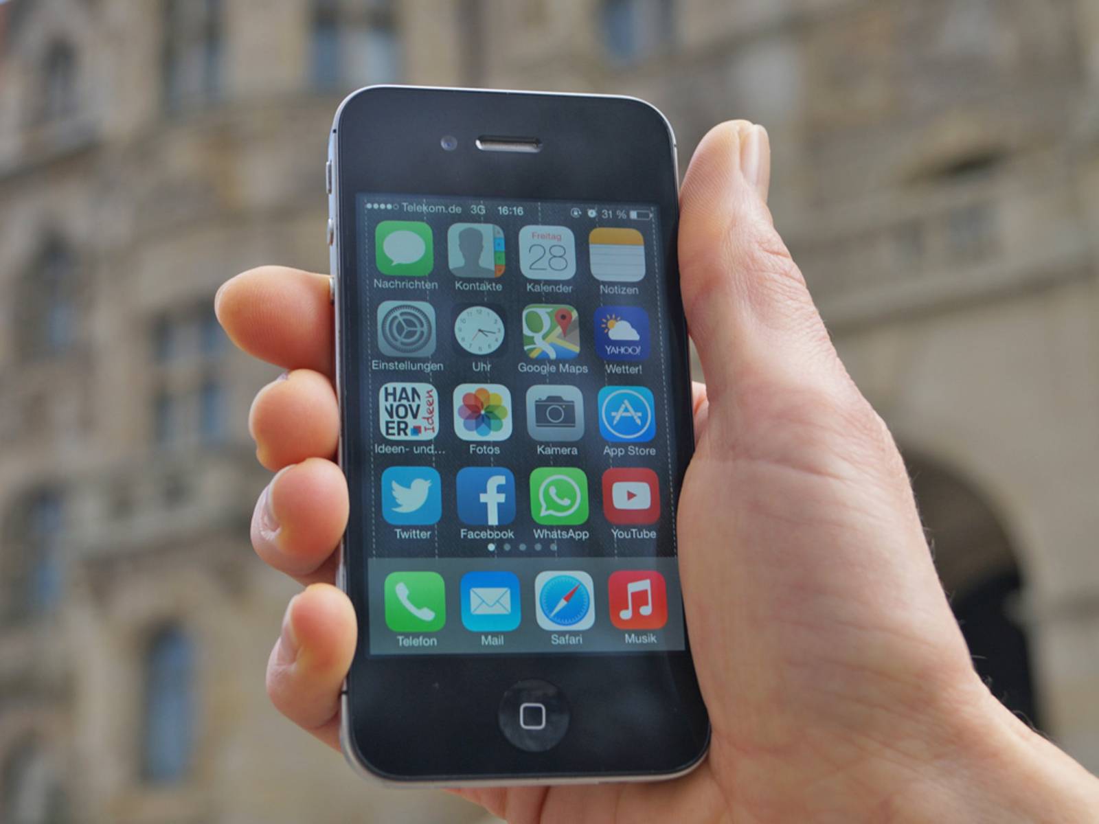 Nahaufnahme von einem Handy, auf dessen Display zahlreiche Apps zu sehen sind