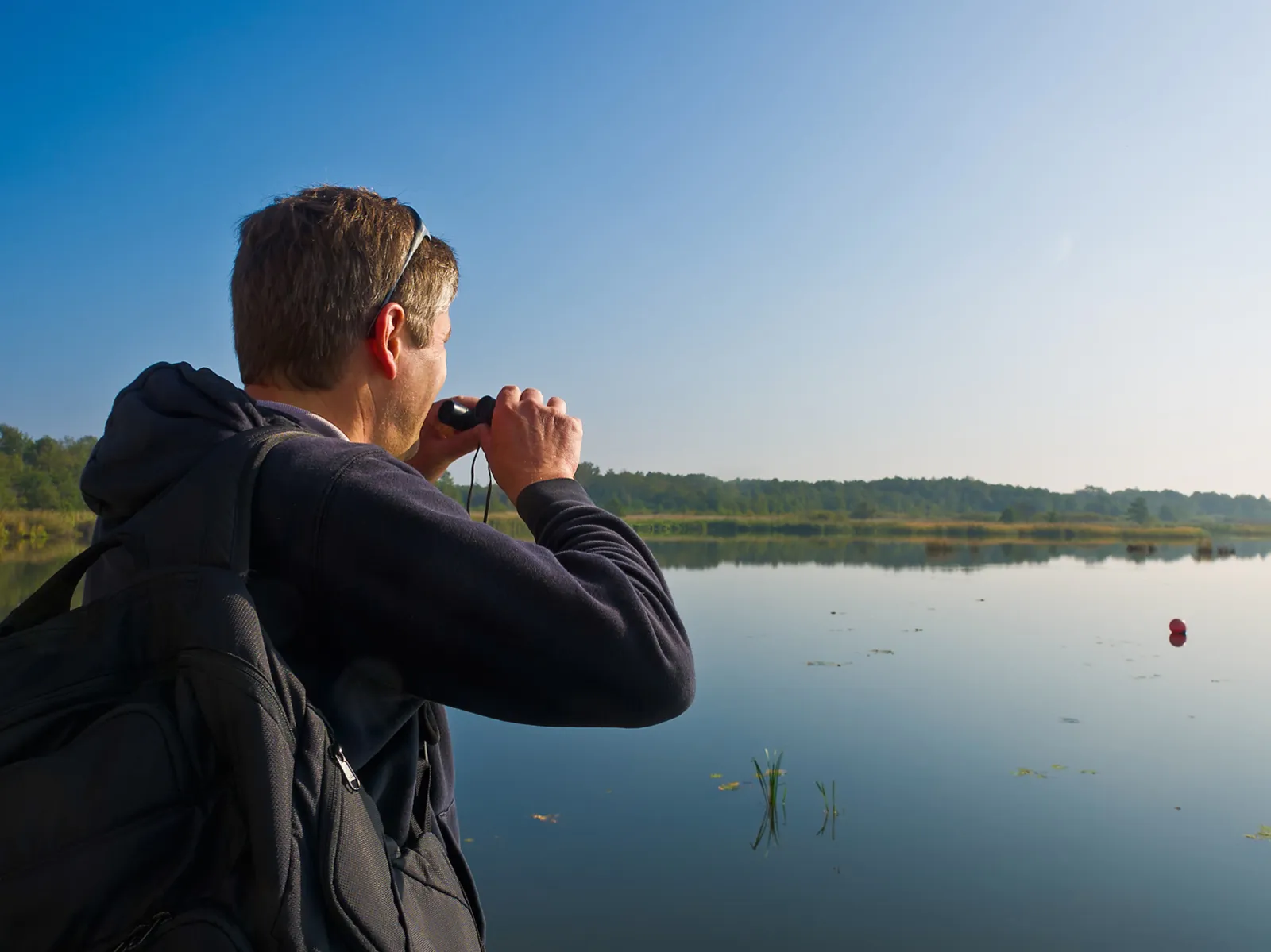 Un homme regarde à travers des jumelles