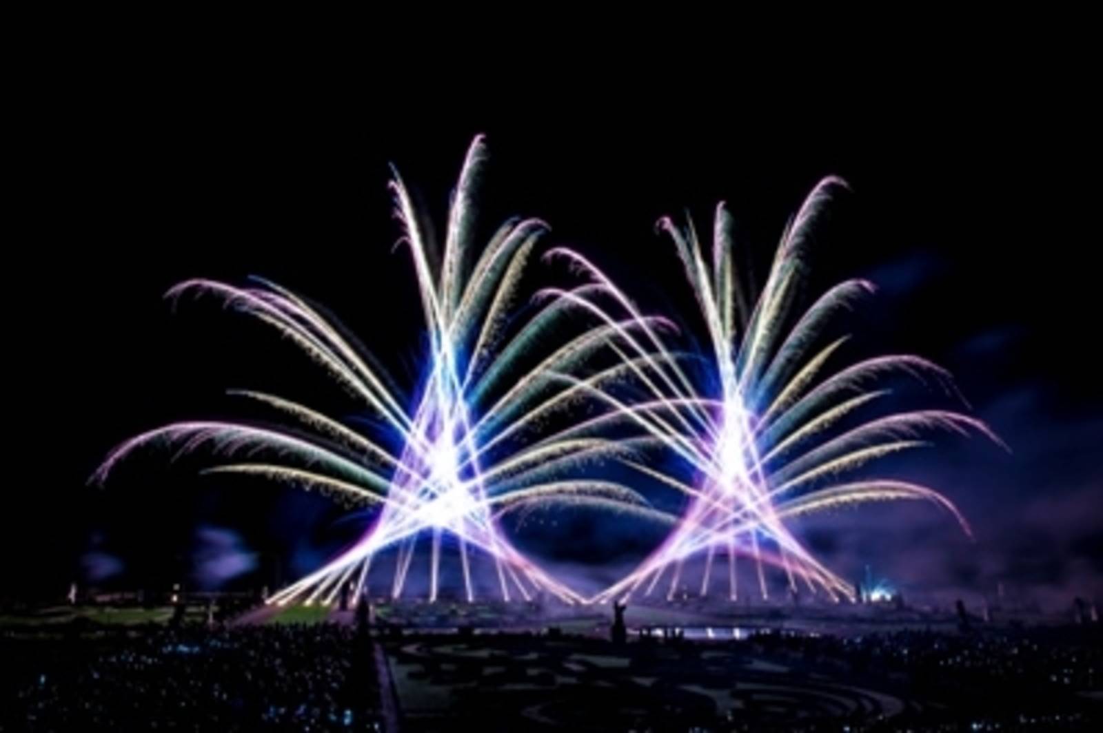 Ein Feuerwerksbild mit blauen und violetten Effekten