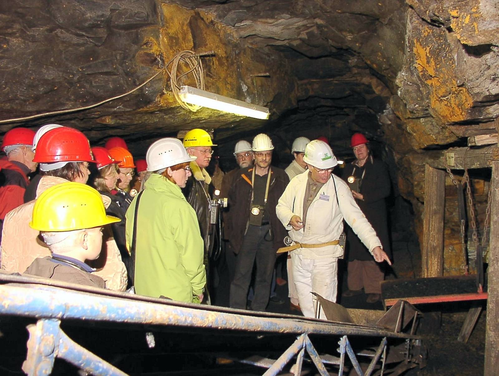 Männer mit Helmen, die von Steinen umgeben sind