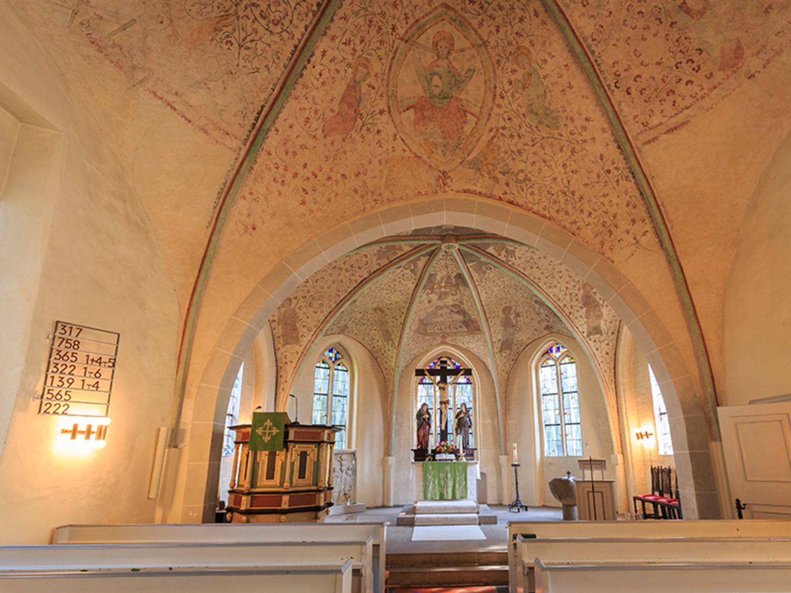  Das Innere der St. Petri Kirche in Burgwedel ist abgebildet.