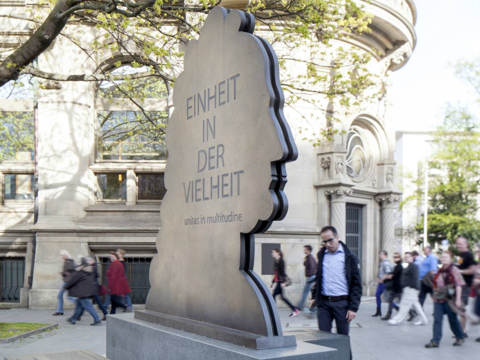 Leibniz-Denkmal am Opernplatz