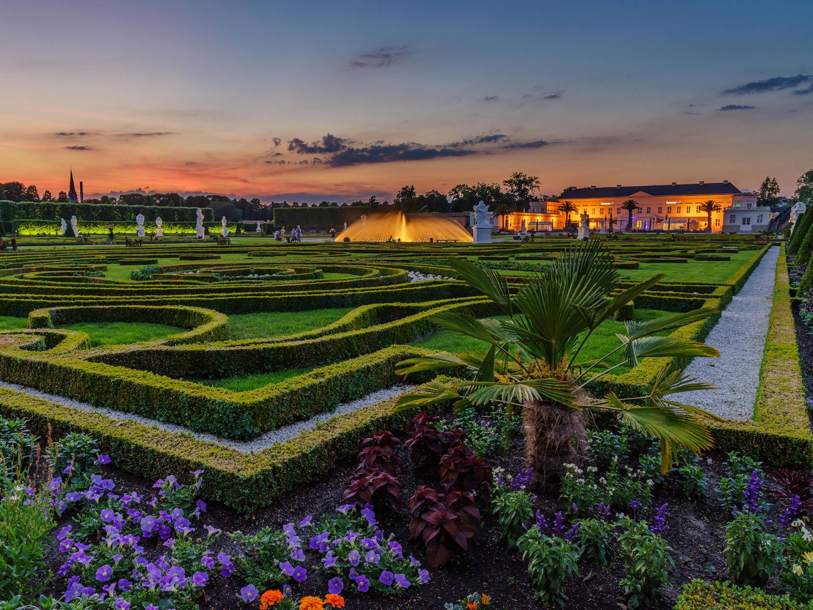 сады херренхаузен ганновер. парк хэмптон корт ландшафтная архитектура. ботанический сад перадения шри ланка. королевские сады валенсия. сад принца чарльза highgrove garden.