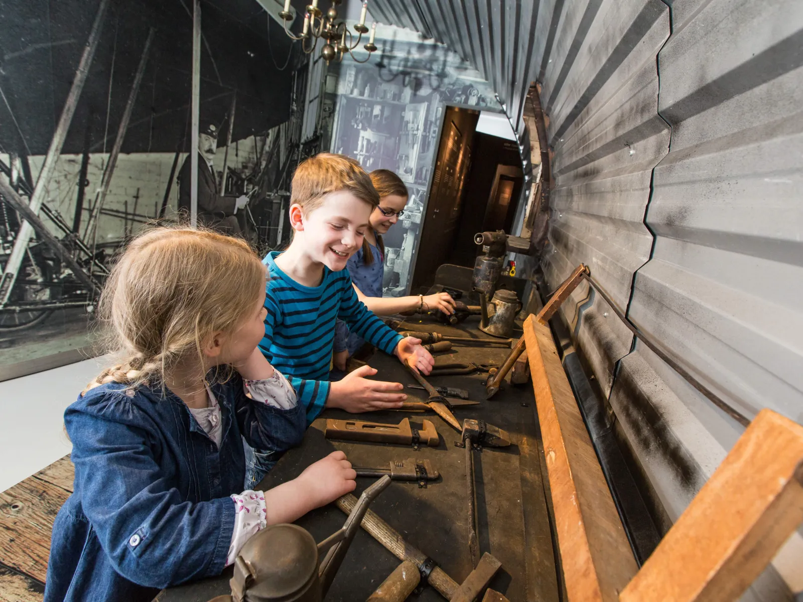 Kinder an der Experimentierstation