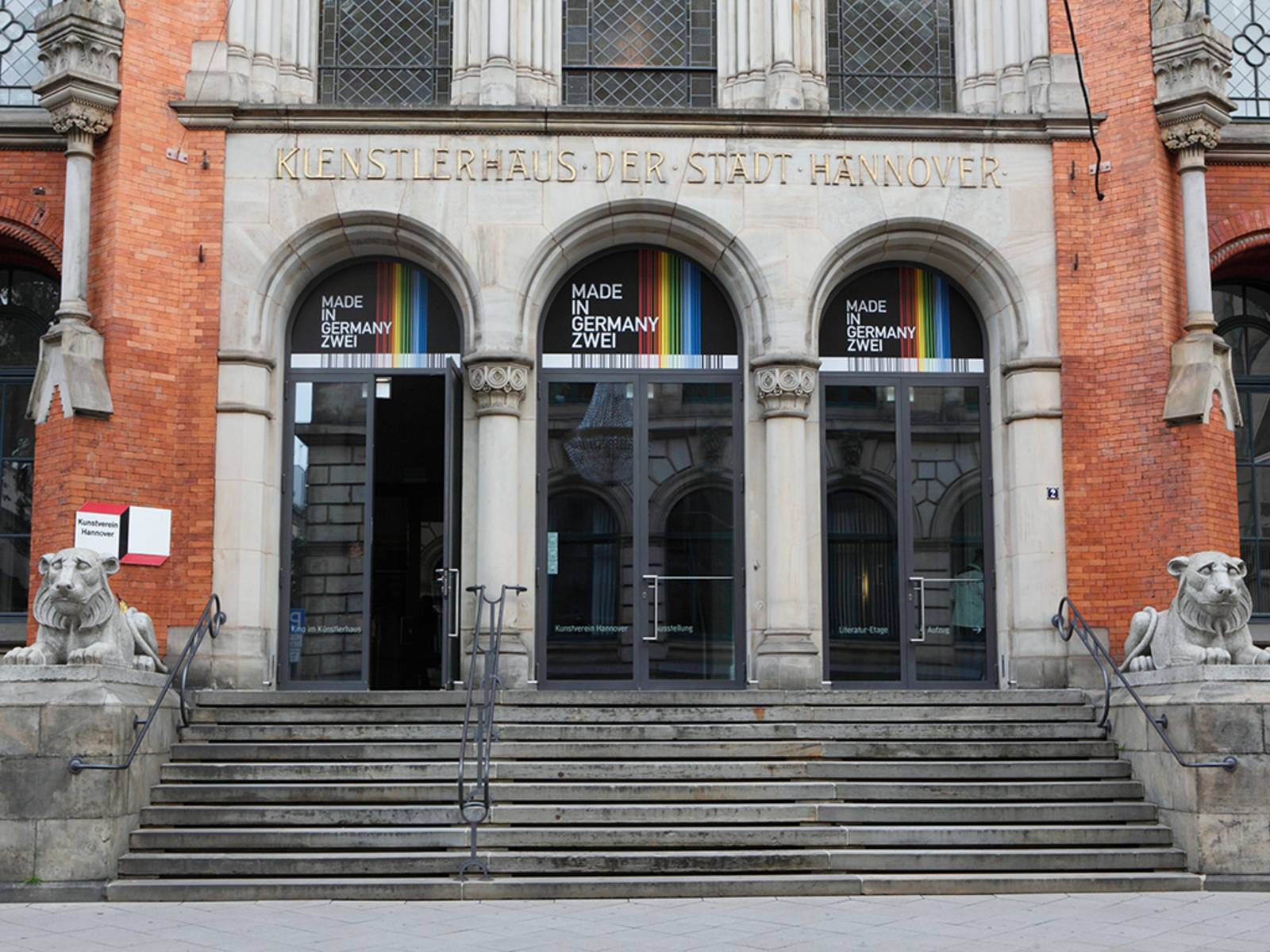 Ingången till Künstlerhaus Hannover vaktas av två lejon i sten