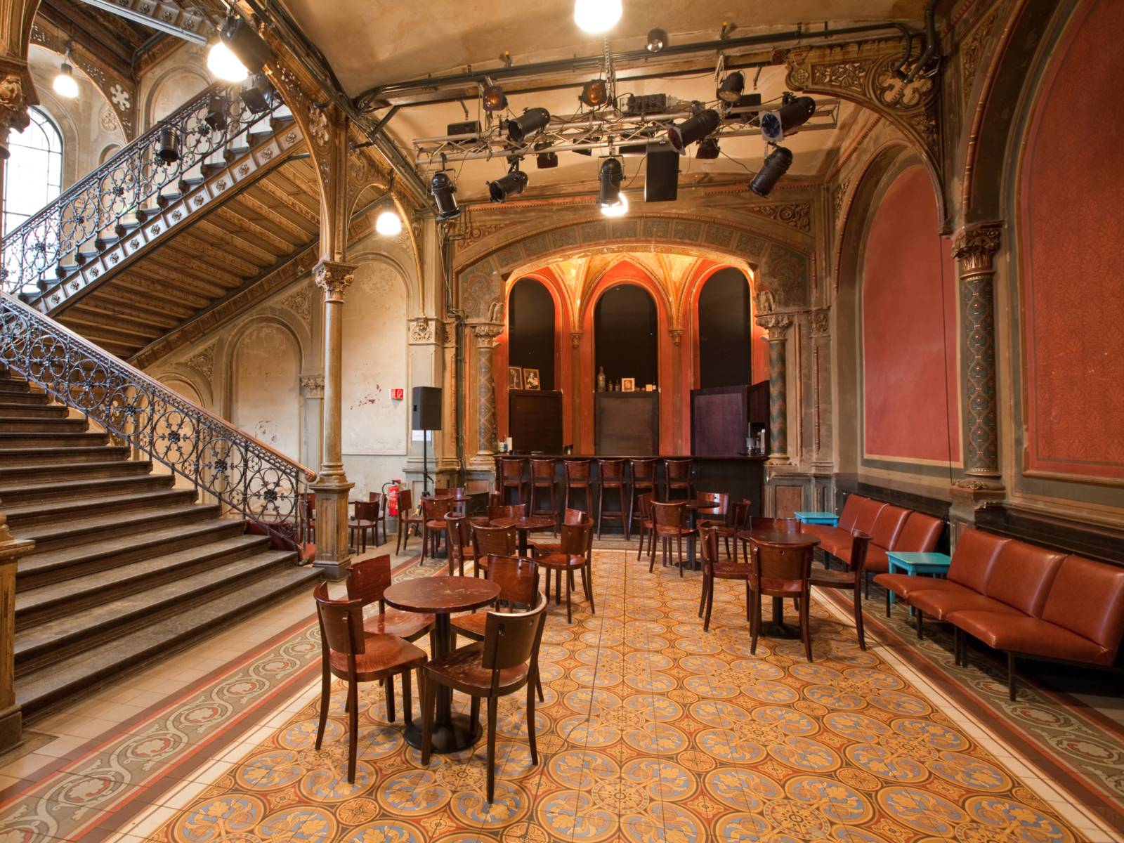 Ein Treppenhaus mit Bar und Bestuhlung. 