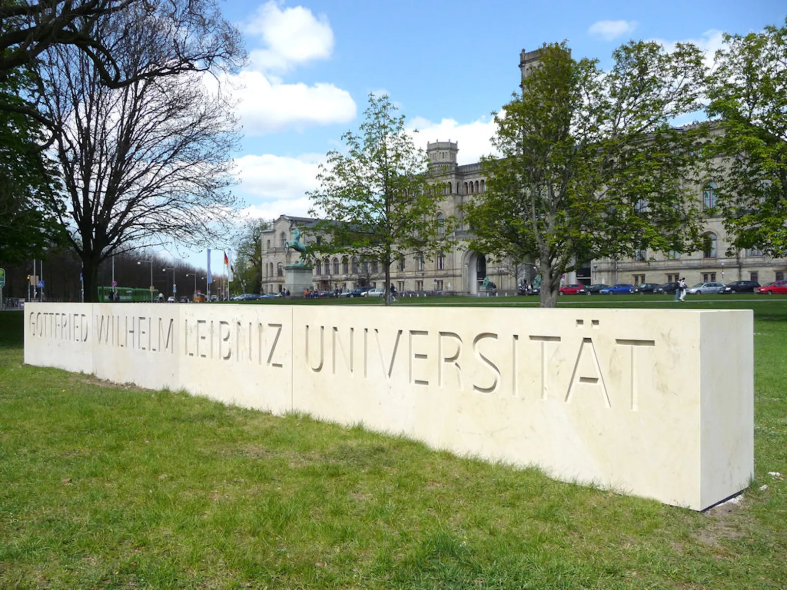 Stenblok med inskriptionen "GOTTFRIED WILHELM LEIBNIZ UNIVERSITY"