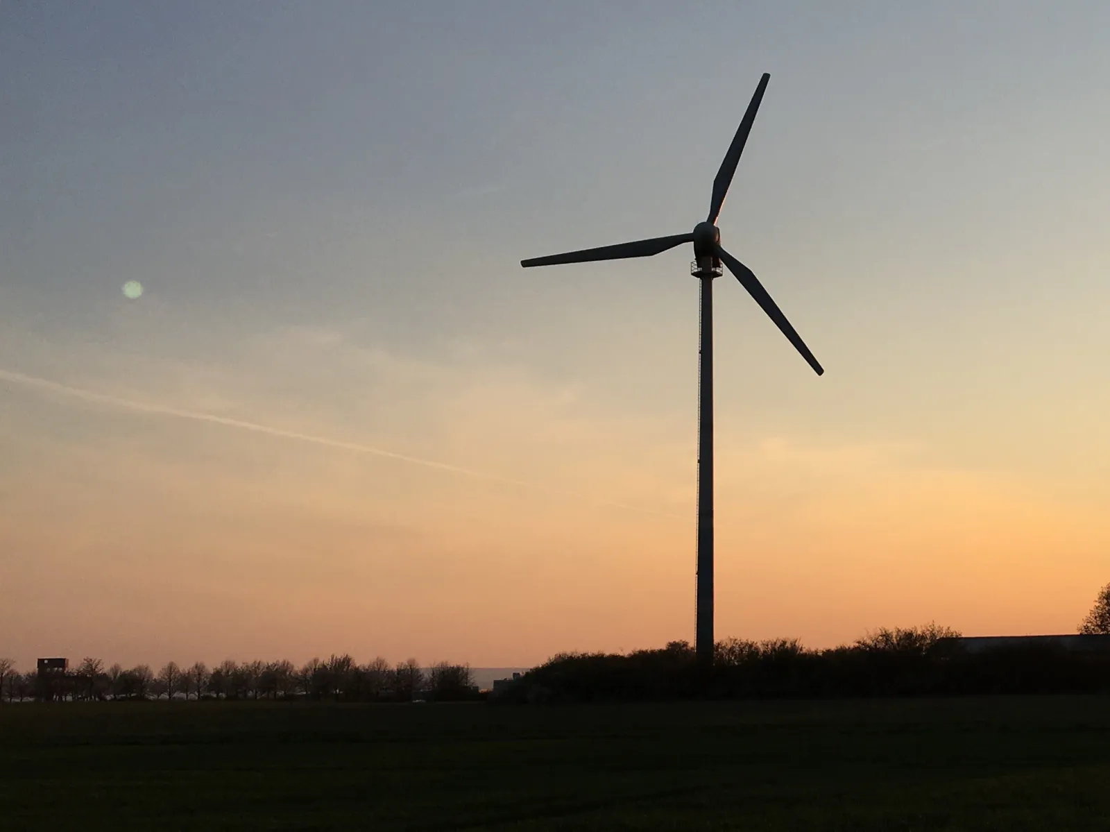 Windrad vor Abendhimmel