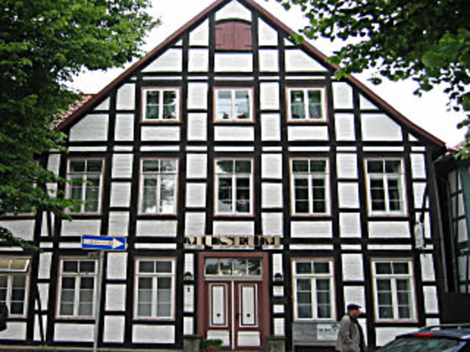 Neustadt am Rübenberge linnamuuseum asub ajaloolises puitkonstruktsiooniga majas.