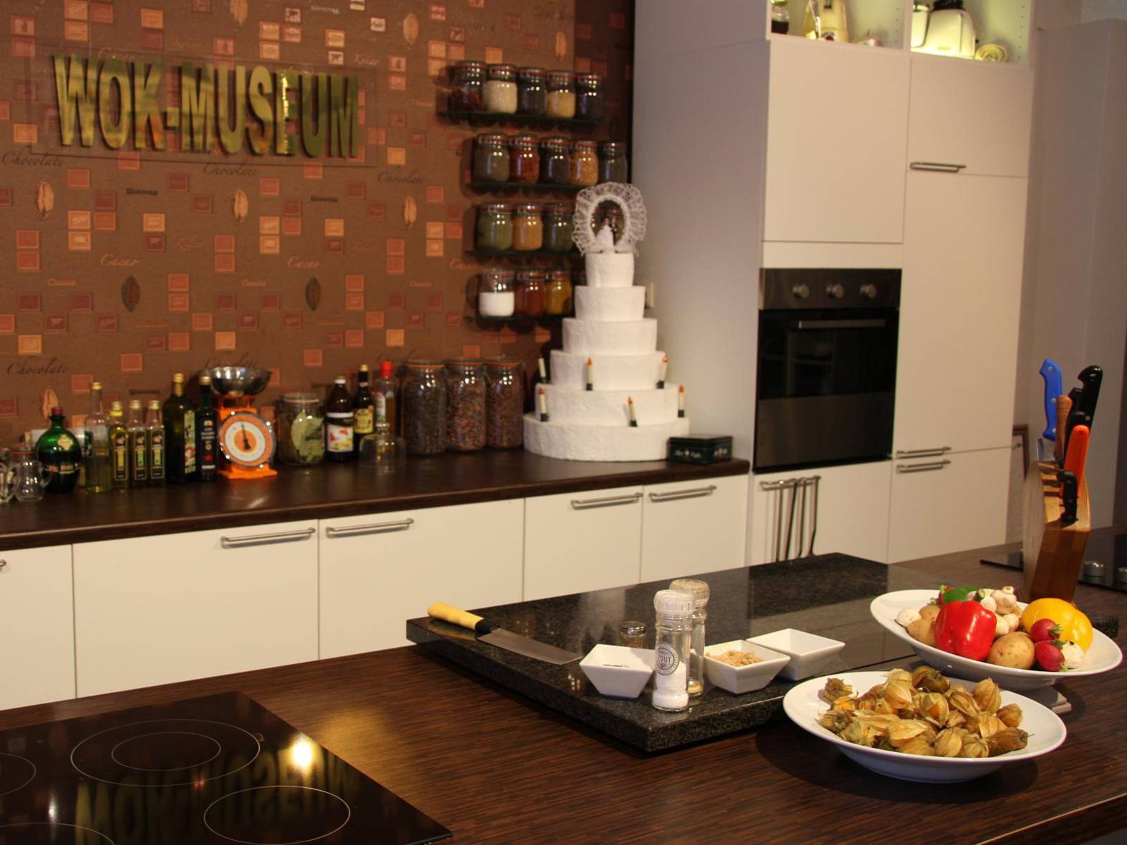  In einer großen Küche hängt ein Schild mit den Worten WOK-Museum an der Wand.