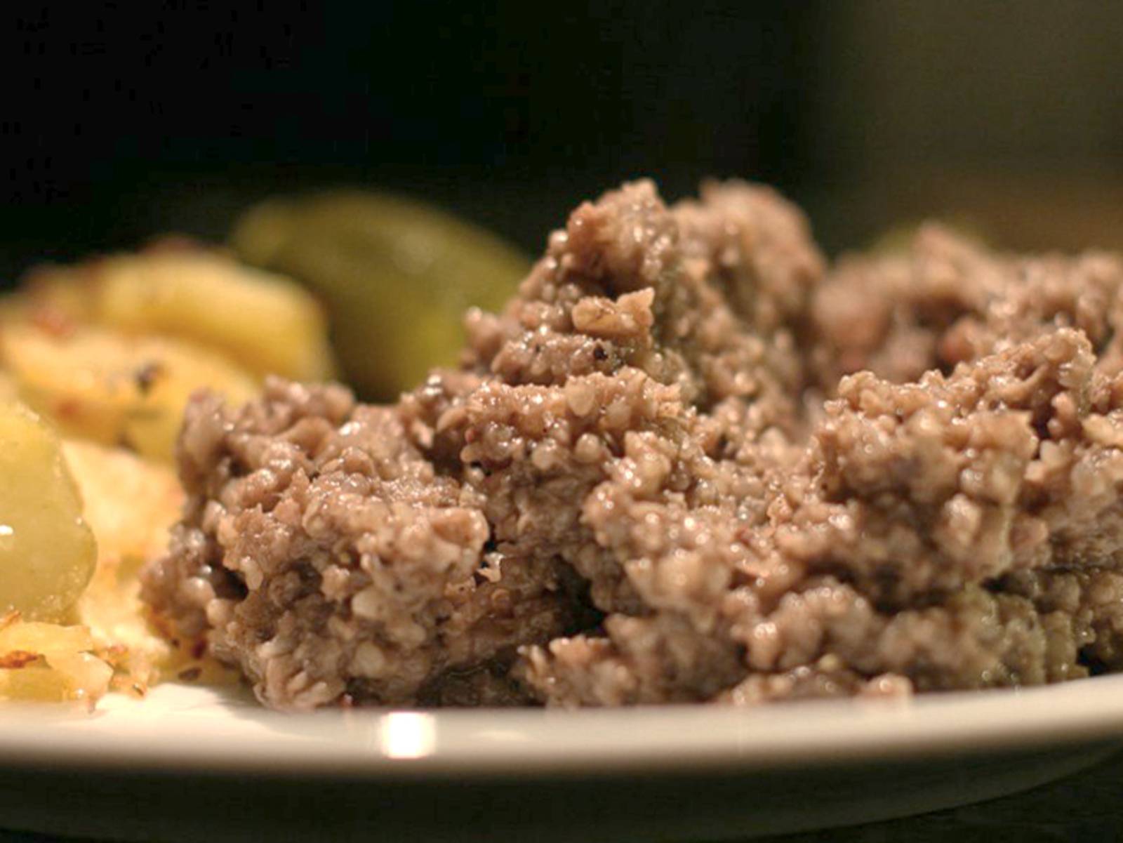 Teller mit gebratener Rinderwurst