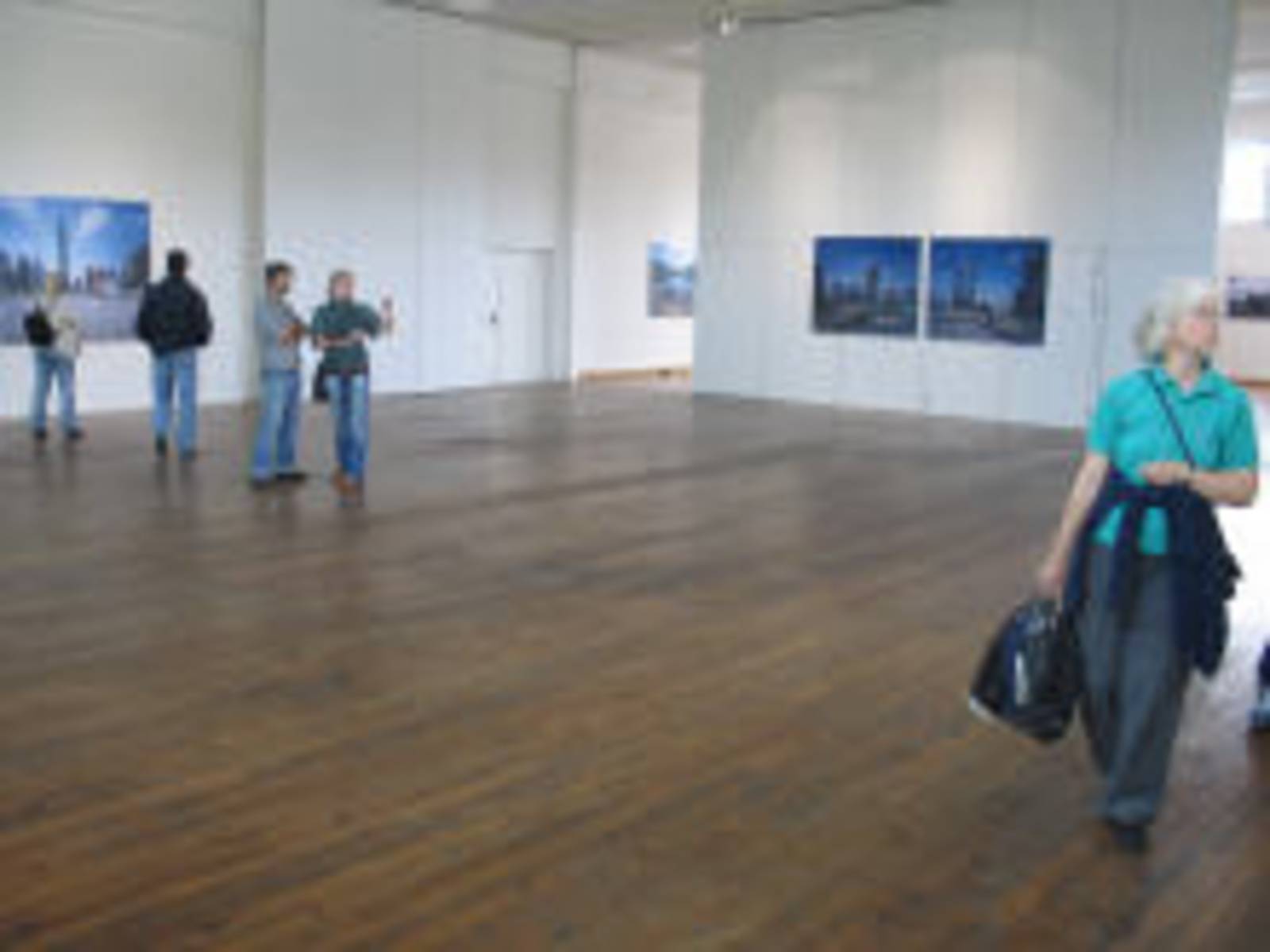 Großer Raum mit Bildern an den Wänden