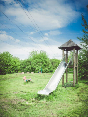 Spielplatz mit Rutsche im Freibad Arnum