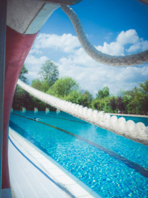 Blick durch einen Rettungsring ins Schwimmbecken