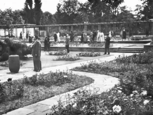Fotografía histórica del parque de la ciudad de 1951: visitantes paseando entre parterres en terrazas.