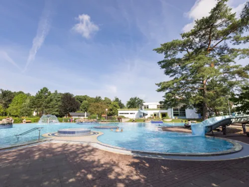 Piscină pentru începători, cu o clădire în fundal