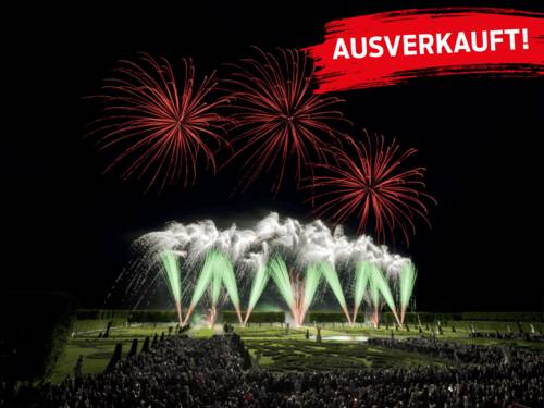 Feuerwerk über barocker Gartenanlage bei Nacht, Menschenmenge im Vordergrund, Schriftzug „AUSVERKAUFT!“ oben rechts