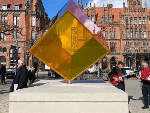 Wiederaufstellung der Skulptur „III-101 (Diamant II)“