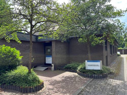 Vor dem Eingang eines Geb&auml;udes ist ein Schild mit den Worten "Beratungsstelle f&uuml;r Eltern, Kinder und Jugendliche (BEKJ) Ronnenberg.