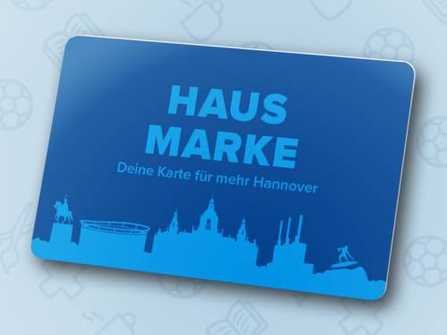 La carta della Hausmarke è raffigurata in stile 3D su uno sfondo blu. Sulla carta è riportata, in una tonalità di blu, la scritta “Hausmarke. La tua carta per vivere al meglio Hannover”. Sotto è raffigurato lo skyline di Hannover nella stessa tonalità di blu.