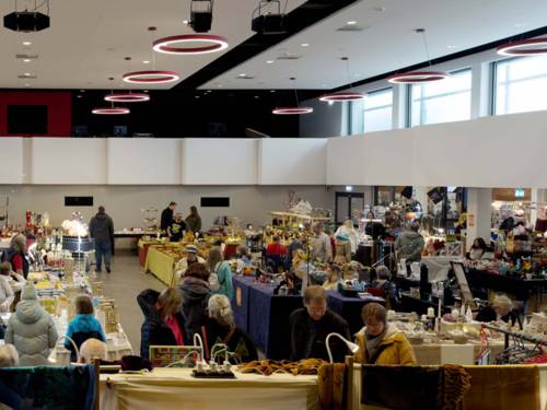 Menschen bei der Kunsthandwerkaustellung in Barsinghausen