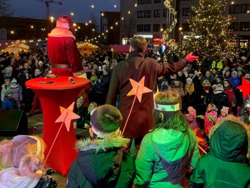 Der Weihnachtsmann kommt auf die Bühne am Garbsener Rathausplatz.