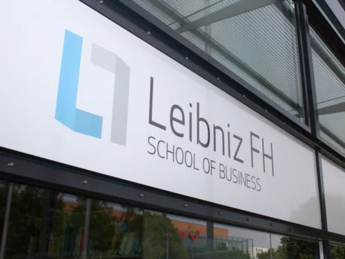 Schriftzug auf einem Geb&auml;ude: Leibniz FH School of Business