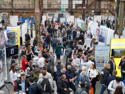 Menschen in Messehalle
