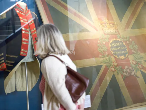 Une visiteuse à l'exposition temporaire « Des calèches dorées et du passé colonial »