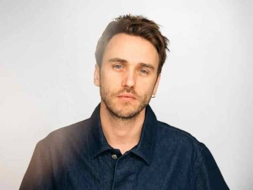 Der Sänger und Songwriter Clueso