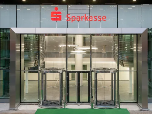 Gl&auml;sener Eingang mit Schriftzug "Sparkasse"