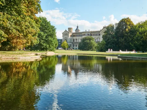 Welfengarten med udsigt til Leibniz-Universitetet