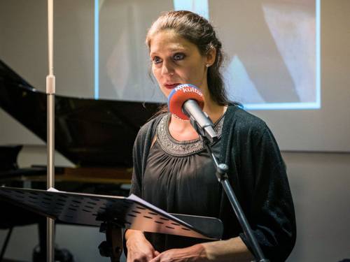 Eine Frau an einem Mikrophon