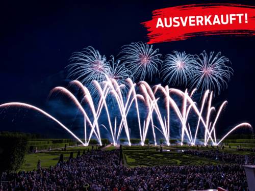 Feuerwerk über barocker Gartenanlage bei Nacht, Menschenmenge im Vordergrund, Schriftzug „AUSVERKAUFT!“ oben rechts
