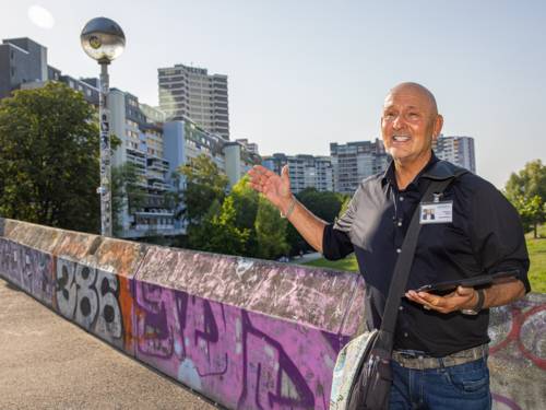 El guía turístico Thomas Ganz frente al Ihme-Zentrum