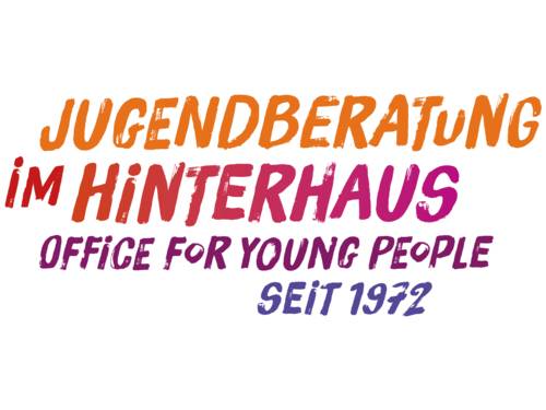 Farbiger Text von Orange über Rot und Lila bis Blau: "Jugendberatung im Hinterhaus. Office for young people. Seit 1971"