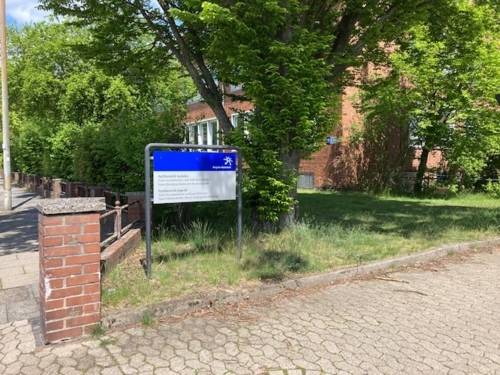 Schild vor einem Gebäude